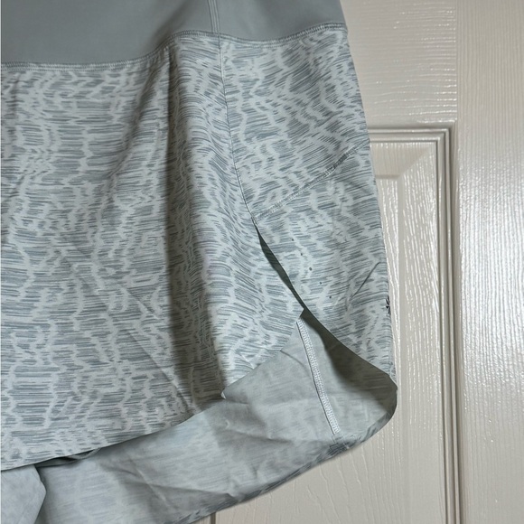 Athleta Light Gray Patterned Athletic Shorts XL - Picture 2 of 6
